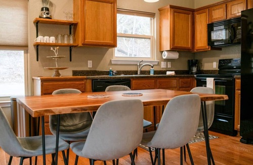 Sylvan Shores House | Lakeside Hideaway near Beaver Lake+Wifi+Deck