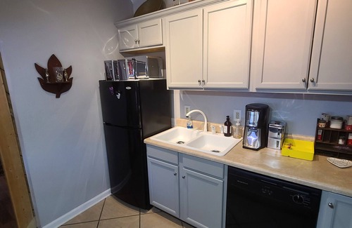 Florence House | Lakeside Highlands Guesthouse- Close to parks, shopping, and dining!