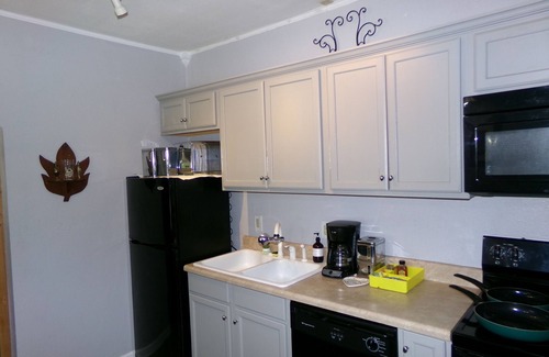 Florence House | Lakeside Highlands Guesthouse- Close to parks, shopping, and dining!