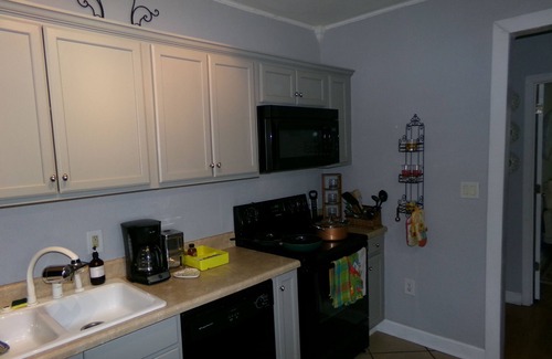 Florence House | Lakeside Highlands Guesthouse- Close to parks, shopping, and dining!