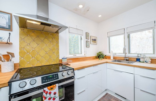 Lakeside House | Lakeside Home Close To Beach & Private Hot Tub! (3 Nt Min!)