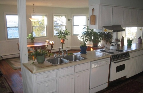 Valois House | Lakeside Home with 70' Lake Frontage and Kayaks