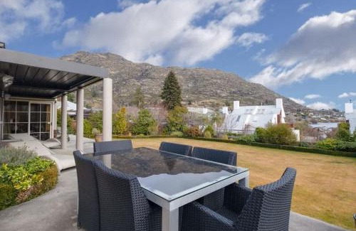Frankton House | Lakeside Indulgence on Wilmot