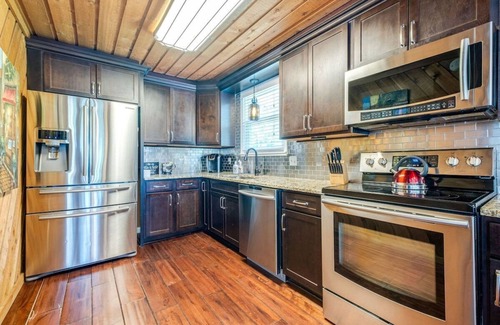Gallatin Cottage | Lakeside:King Beds, Firepit, Kayaks & Fishing Gear
