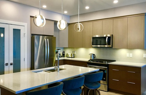 McKinley Condo | Lakeside/Lakeview 2 Bed/2 Ba, hot tub, pool, walk to beach, 2 HUGE view decks