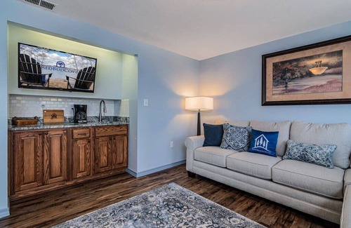 Big Cedars Apartment | Lakeside Landing on Table Rock with Access & Free Daily Tickets!