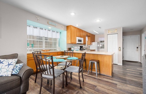 Indian Point Condo | Lakeside Laziness - 2BR | Lake, Pool, SDC, Trails