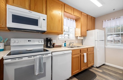Indian Point Condo | Lakeside Laziness - 2BR | Lake, Pool, SDC, Trails