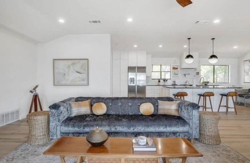 Fort Worth House | Lakeside Living at its Finest, Bar, Jacuzzi