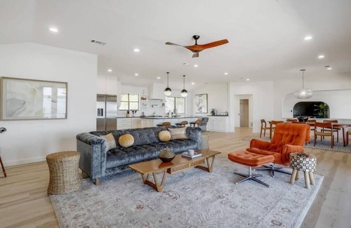 Fort Worth House | Lakeside Living at its Finest, Bar, Jacuzzi