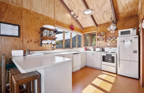 Tauranga Taupo House | Lakeside Lodge - Tauranga Taupo Holiday Home