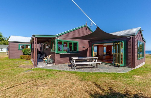 Tauranga Taupo House | Lakeside Lodge - Tauranga Taupo Holiday Home