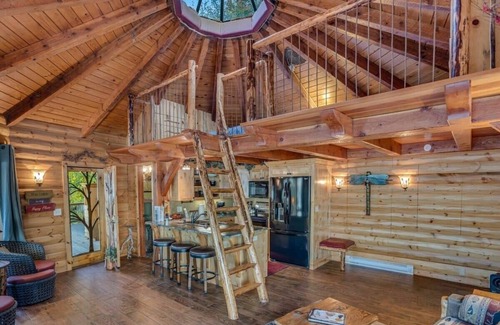 Coeur d'Alene House | Lakeside Loft | Beautiful Waterfront Log Cabin
