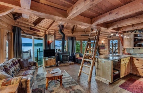 Coeur d'Alene House | Lakeside Loft | Beautiful Waterfront Log Cabin