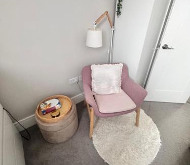 Reading Bed & Breakfast | Lakeside LUX bedroom with parking, M4 Jct 11, next to train station