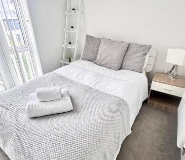 Reading Bed & Breakfast | Lakeside LUX bedroom with parking, M4 Jct 11, next to train station