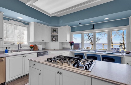 Oshkosh House | Lakeside Lux of Oshkosh- Lake/Games/10beds/Luxury