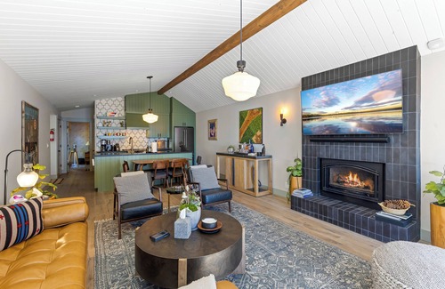 Brockway House | Lakeside Luxe Retreat