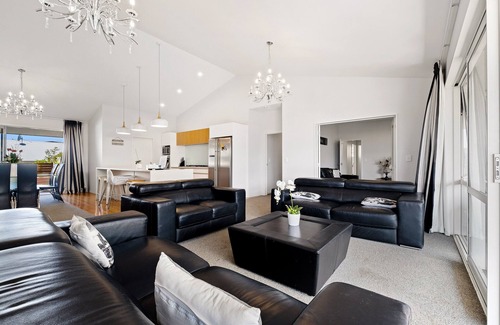 Wanaka Cottage | Lakeside Luxury - Wanaka Holiday Home