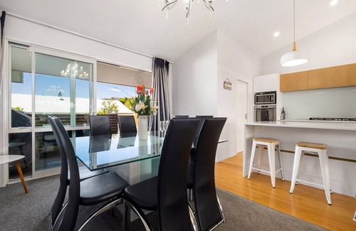 Wanaka Cottage | Lakeside Luxury - Wanaka Holiday Home