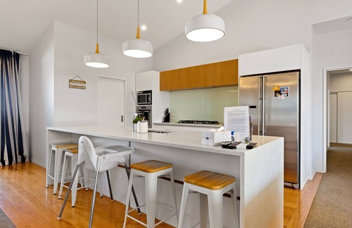 Wanaka Cottage | Lakeside Luxury - Wanaka Holiday Home
