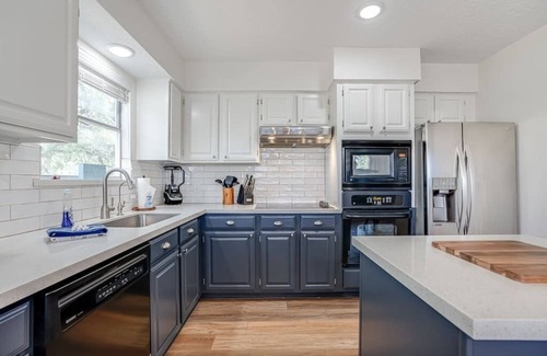 Canyon Lake House | Lakeside Paradise, lake views, hot tub