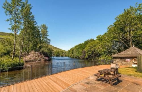 Saddleworth House | Lakeside Pods - pets welcome