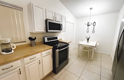 Indian Wells House | Lakeside Pool Home, Games close to Disney & Malls