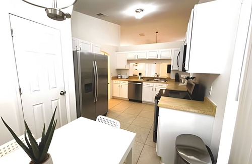 Indian Wells House | Lakeside Pool Home, Games close to Disney & Malls