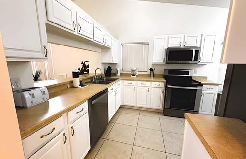 Indian Wells House | Lakeside Pool Home, Games close to Disney & Malls