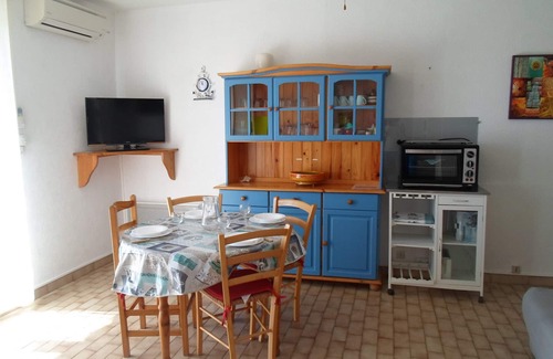 Balaruc-les-Bains Apartment | Lakeside Retreat with Private Garden and Modern Amenities in Balaruc-les-Bains