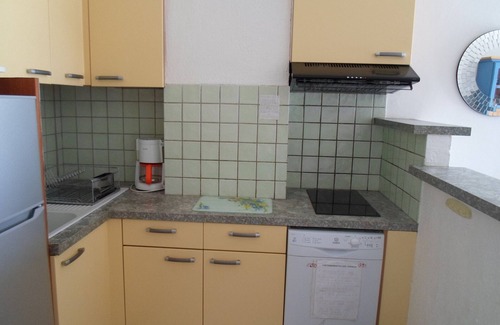 Balaruc-les-Bains Apartment | Lakeside Retreat with Private Garden and Modern Amenities in Balaruc-les-Bains