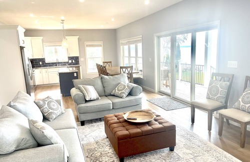 Saratoga Springs House | Lakeside Retreat: the comfort of lake life and a short ride to the Track!
