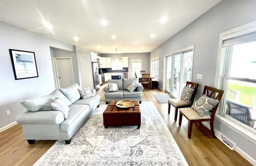 Saratoga Springs House | Lakeside Retreat: the comfort of lake life and a short ride to the Track!