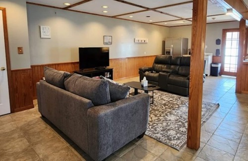 Hemphill Apartment | Lakeside Retreat! 10 Mins from Hemphill Town Square.