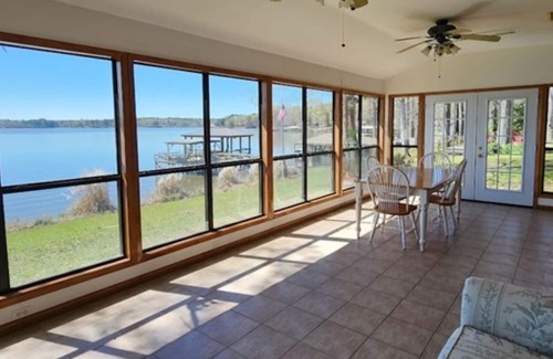 Hemphill Apartment | Lakeside Retreat! 10 Mins from Hemphill Town Square.
