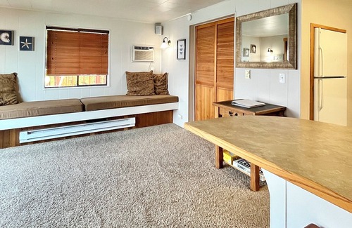 Chelan Condo | Lakeside Retreat: Cozy Condo, Steps to Lake Chelan, Free WiFi
