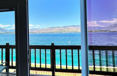 Chelan Condo | Lakeside Retreat: Cozy Condo, Steps to Lake Chelan, Free WiFi