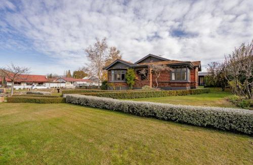 Lowburn House | Lakeside Retreat - Cromwell Holiday Home