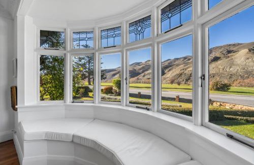 Lowburn House | Lakeside Retreat - Cromwell Holiday Home