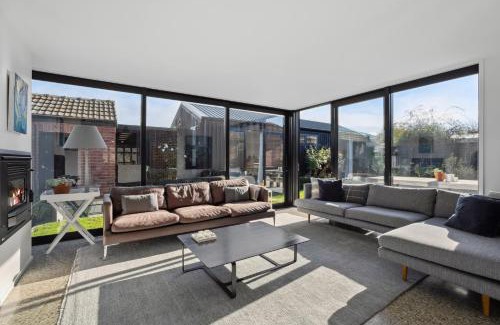 Lowburn House | Lakeside Retreat - Cromwell Holiday Home