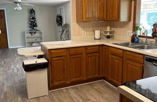 Russellville House | Lakeside retreat in Bonneau with AC, WiF and so much more . Enjoy a cozy stay