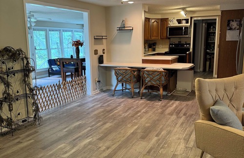Russellville House | Lakeside retreat in Bonneau with AC, WiF and so much more . Enjoy a cozy stay