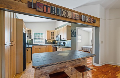 Mount Juliet House | LAKESIDE RETREAT NEAR DOWNTOWN NASHVILLE