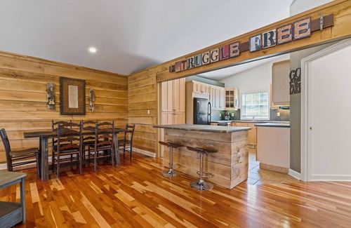 Mount Juliet House | LAKESIDE RETREAT NEAR DOWNTOWN NASHVILLE