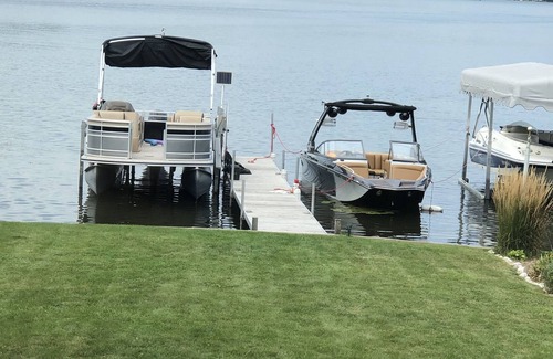 Pewaukee House | Lakeside Retreat - Newly Remodeled 3 Bdrm+ Loft House on Beautiful Pewaukee Lake