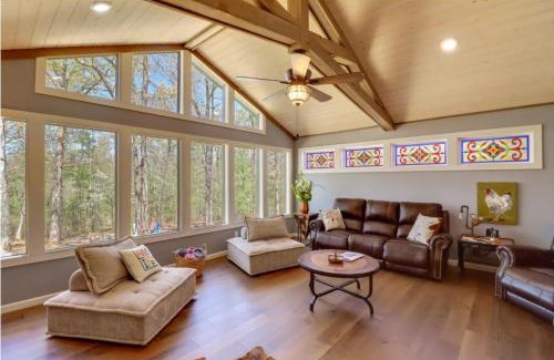 Higden House | Lakeside Retreat on 10 Secluded Acres