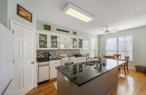 Aiken Cottage | Lakeside Retreat - Tranquil Escape Minutes from Aiken, Augusta & Stable View.