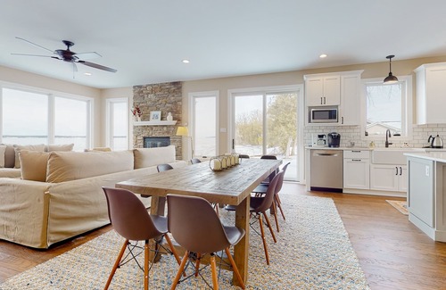 Malletts Bay House | Lakeside retreat with grill, fireplace, W/D, AC & sunset views - dog-friendly