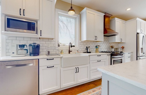 Malletts Bay House | Lakeside retreat with grill, fireplace, W/D, AC & sunset views - dog-friendly